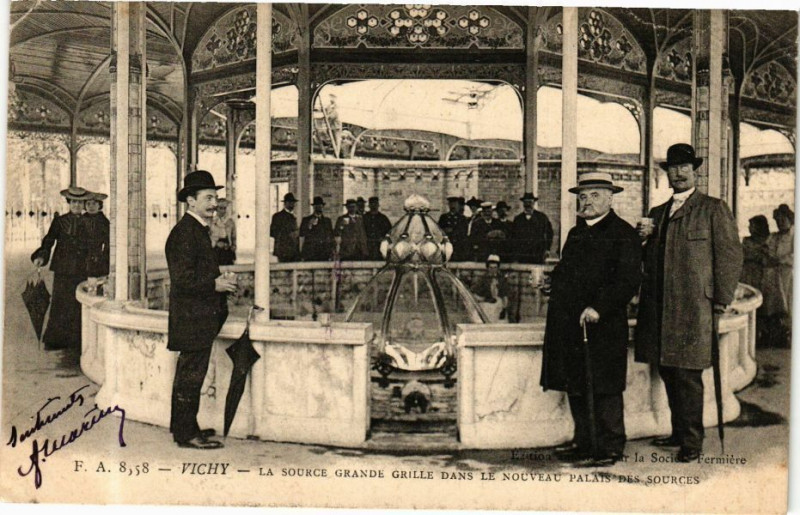 Carte postale ancienne Vichy La Source Grande Grille dans le Nouveau Palais des Sources à Vichy