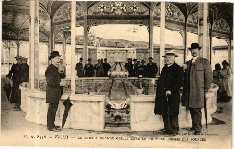 Carte postale ancienne Vichy La Source Grande Grille dans le Nouveau Palais des Sources à Vichy