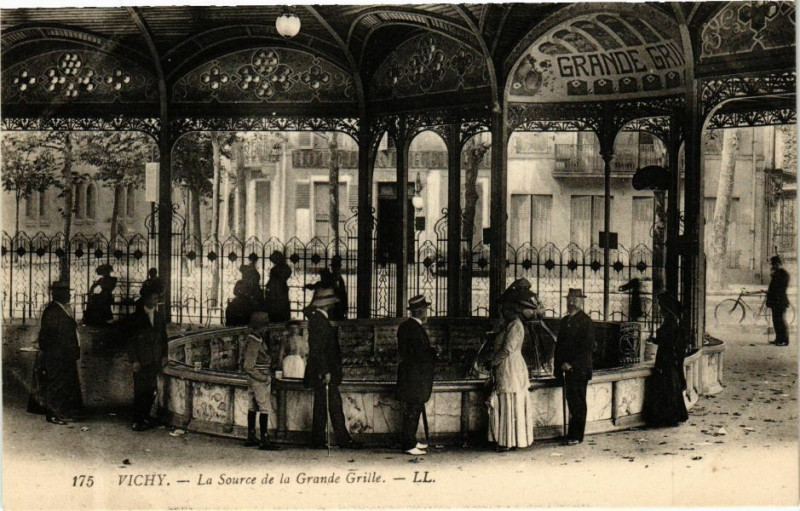Carte postale ancienne Vichy La Source de la Grande Grille à Vichy