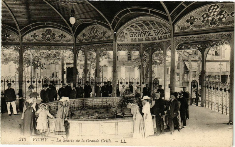 Carte postale ancienne Vichy La Source de la Grande Grille à Vichy