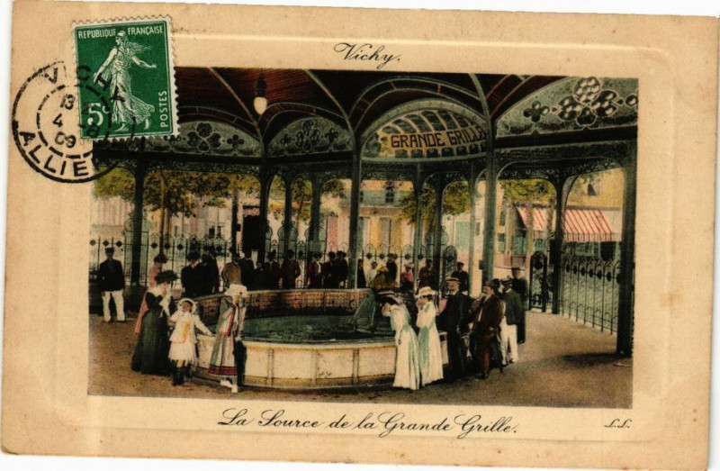 Carte postale ancienne Vichy La Source de la Grande Grille à Vichy