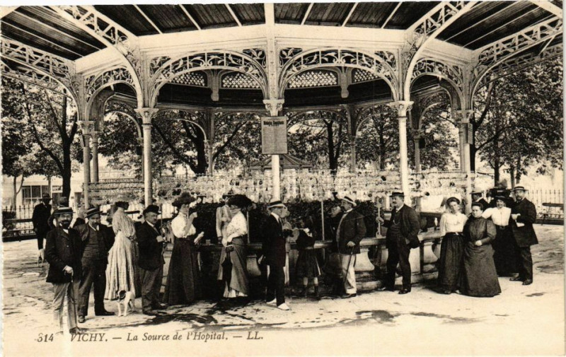 Carte postale ancienne Vichy-La Source de l'Hopital à Vichy