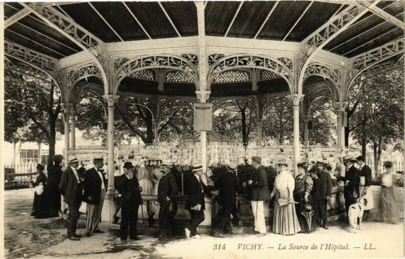 Carte postale ancienne Vichy La Source de l'Hopital à Vichy