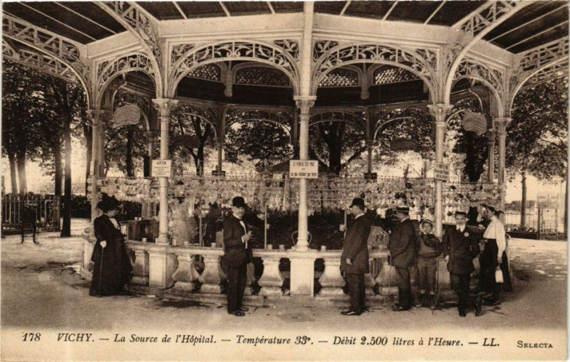Carte postale ancienne Vichy La Source de l'Hopital à Vichy