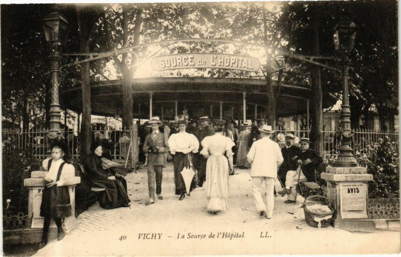 Carte postale ancienne Vichy La Source de l'Hopital à Vichy