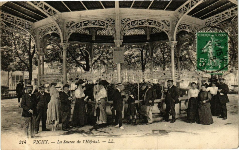Carte postale ancienne Vichy La Source de l'Hopital à Vichy