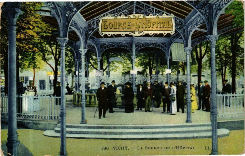 Carte postale ancienne Vichy La Source de l'Hopital à Vichy