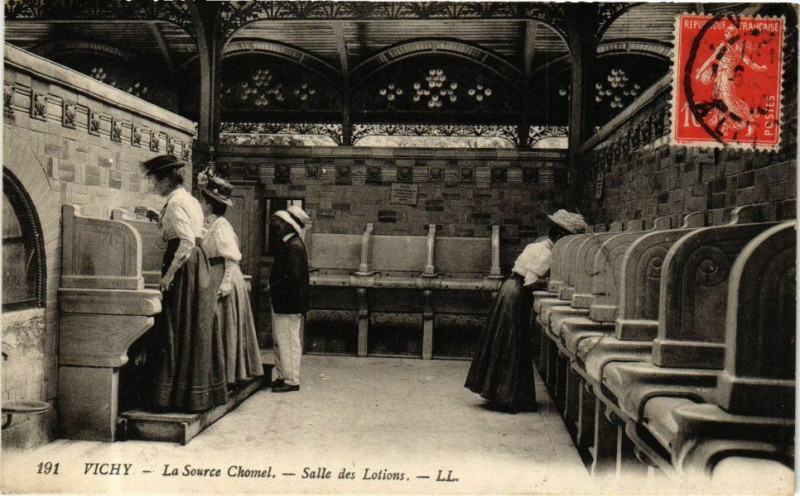 Carte postale ancienne Vichy La Source Chomel-Salle des Lotions à Vichy