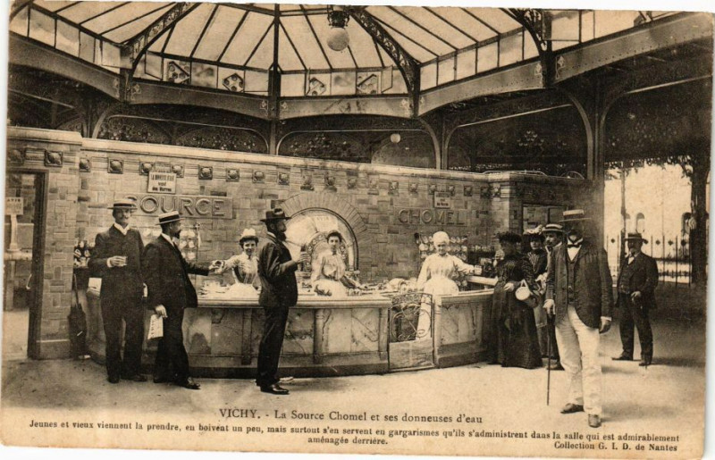 Carte postale ancienne Vichy La Source Chomel et ses donneuses d'eau à Vichy