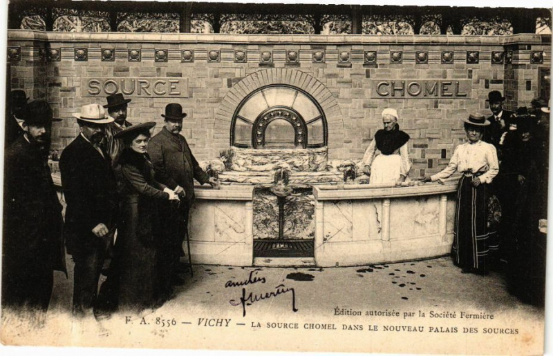 Carte postale ancienne Vichy La Source Chomel dans le Nouveau Palais des Sources à Vichy