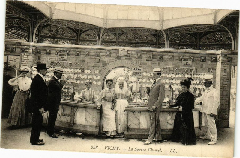 Carte postale ancienne Vichy La Source Chomel à Vichy