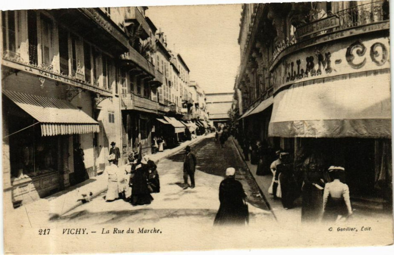 Carte postale ancienne Vichy La Rue du Marché à Vichy