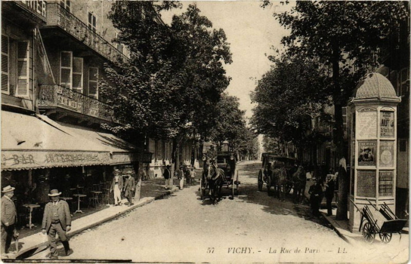 Carte postale ancienne Vichy La Rue de Paris à Vichy
