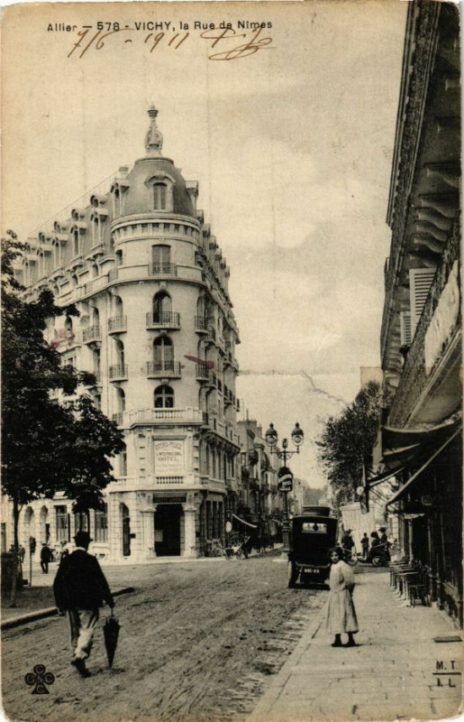 Carte postale ancienne Vichy La Rue de Nimes à Vichy