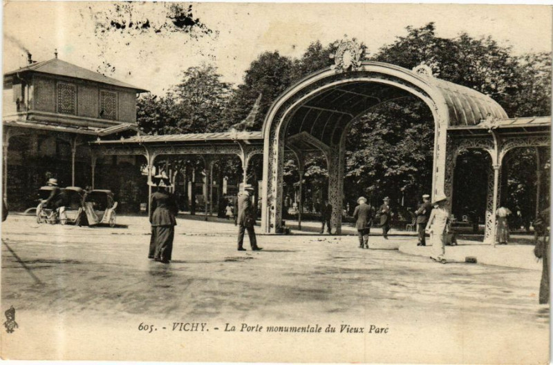 Carte postale ancienne Vichy La Porte monumentale du Vieux Parc à Vichy