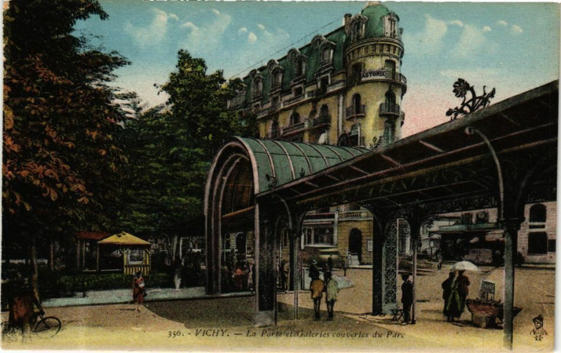 Carte postale ancienne Vichy La Porte et Galeries couvertes du Parc à Vichy