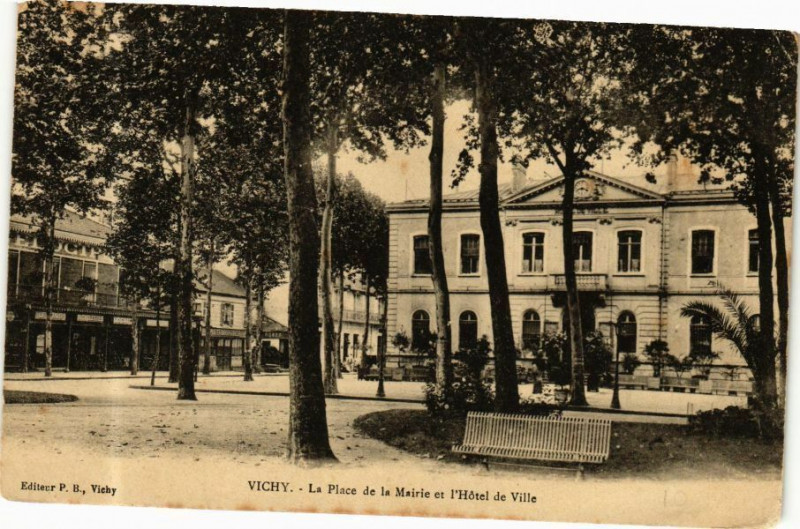 Carte postale ancienne Vichy La Place de la Mairie et l'Hotel de Ville à Vichy