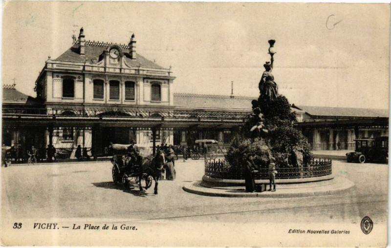 Carte postale ancienne Vichy La Place de la Gare à Vichy
