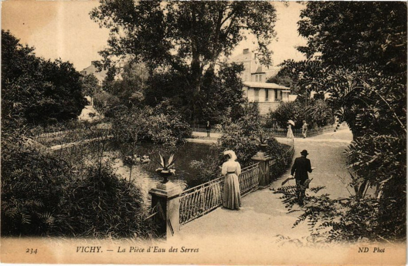 Carte postale ancienne Vichy La Piéce d'Eau des Serres à Vichy