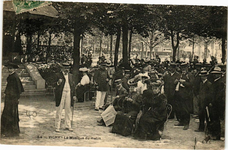 Carte postale ancienne Vichy La Musique du matin à Vichy