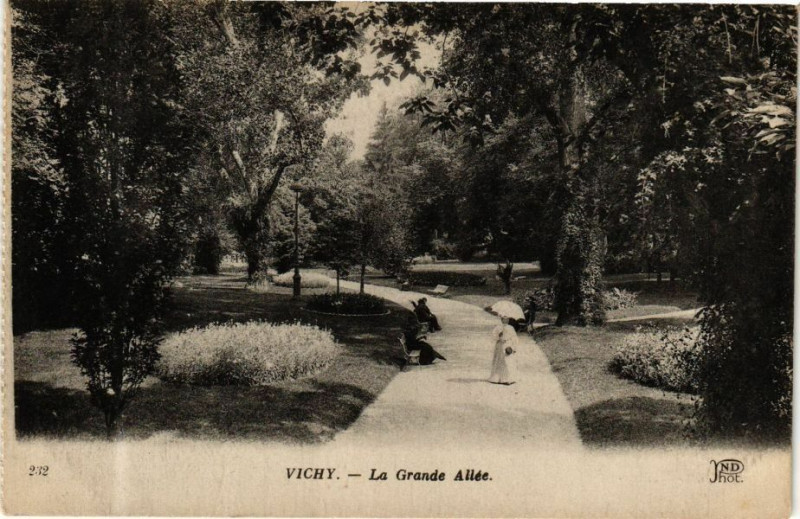 Carte postale ancienne Vichy La Grande Allée à Vichy