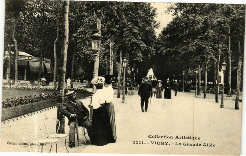 Carte postale ancienne Vichy La Grande Allée à Vichy