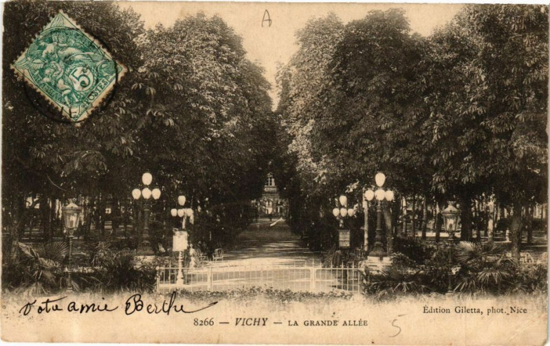 Carte postale ancienne Vichy La Grande Allée à Vichy