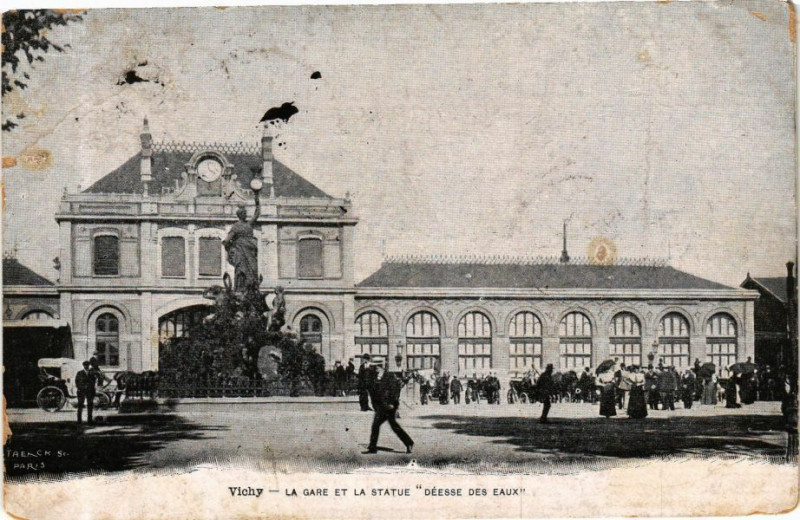 Carte postale ancienne Vichy La Gare et la Statue à Vichy