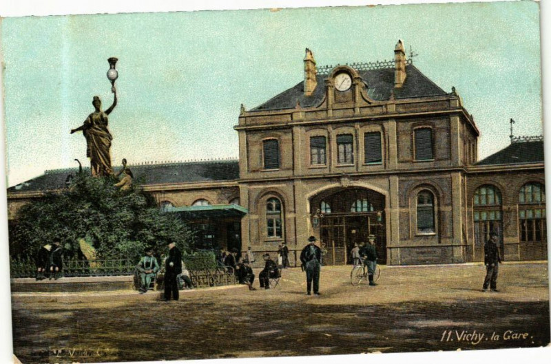 Carte postale ancienne Vichy La Gare à Vichy