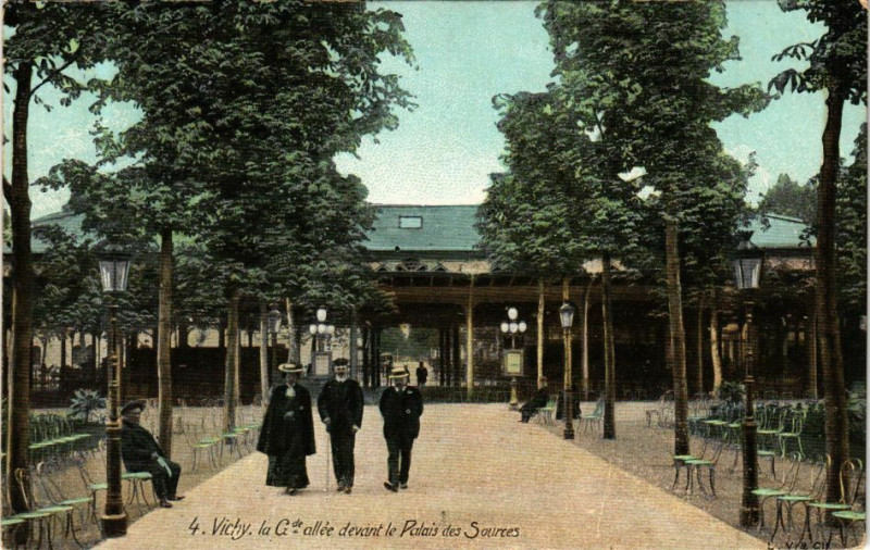 Carte postale ancienne Vichy La G-de allée devant le Palais des Sources à Vichy