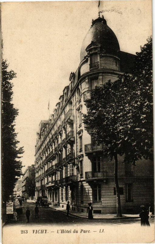 Carte postale ancienne Vichy L'Hotel du Parc à Vichy