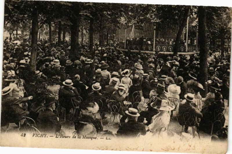 Carte postale ancienne Vichy L'Heure de la Musique à Vichy