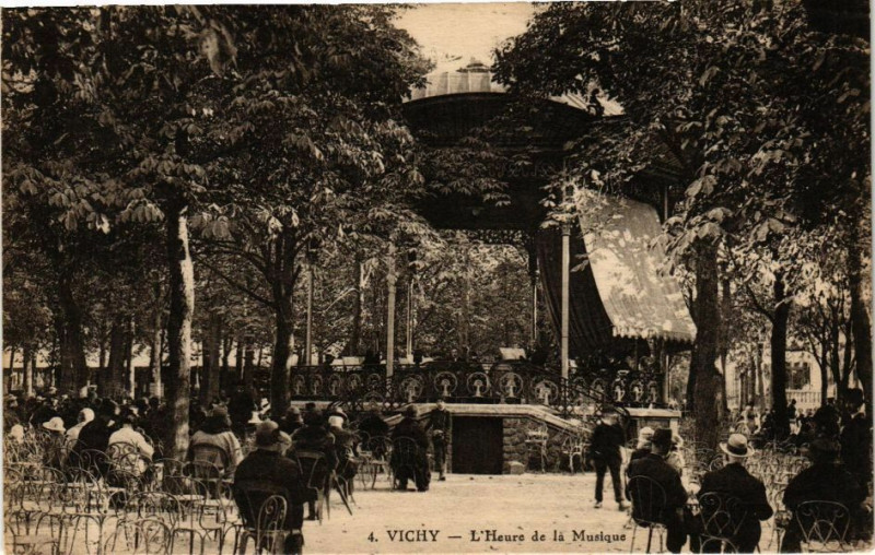 Carte postale ancienne Vichy L'Heure de la Musique à Vichy