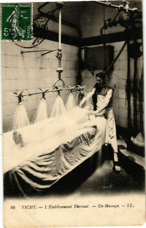 Carte postale ancienne Vichy L'Etablissement Thermal-Un Massage à Vichy