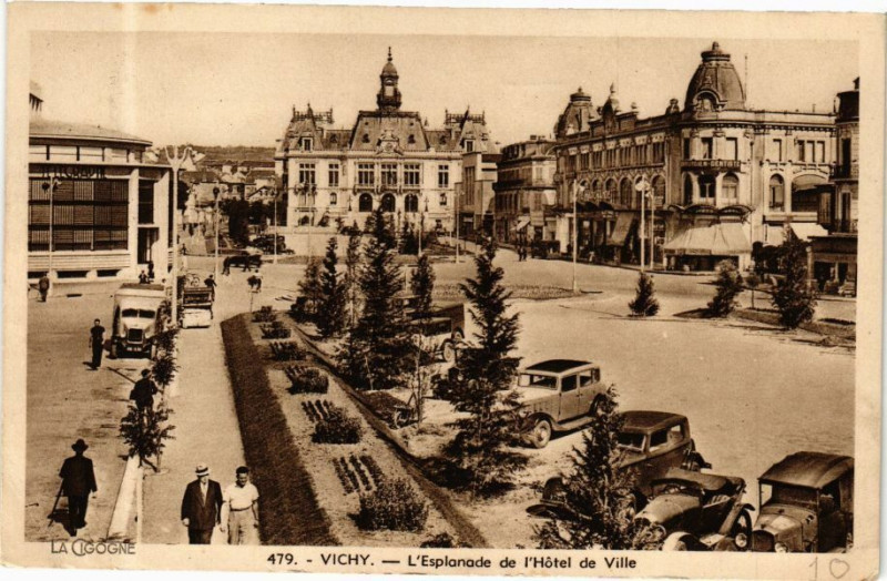 Carte postale ancienne Vichy L'Esplanade de l'Hotel de Ville à Vichy