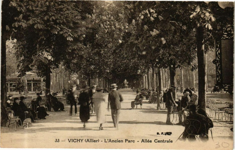 Carte postale ancienne Vichy L'Ancien Parc-Allée Centrale à Vichy