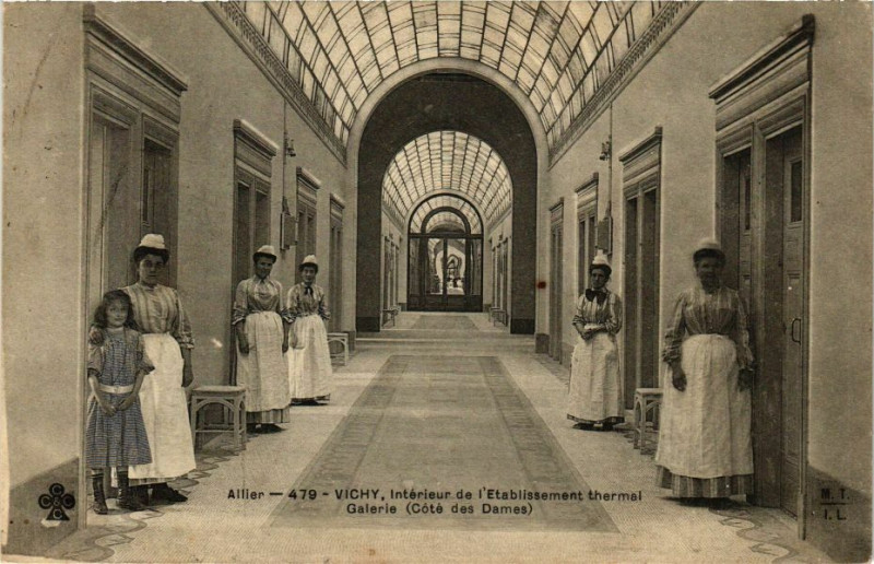 Carte postale ancienne Vichy Intérieur de l'Etablissement thermal Galerie à Vichy