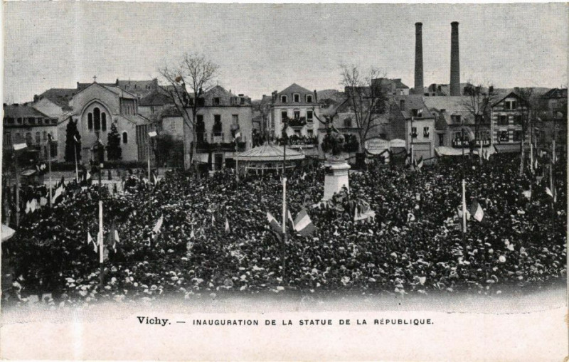 Carte postale ancienne Vichy Inauguration de la Statue de la République à Vichy