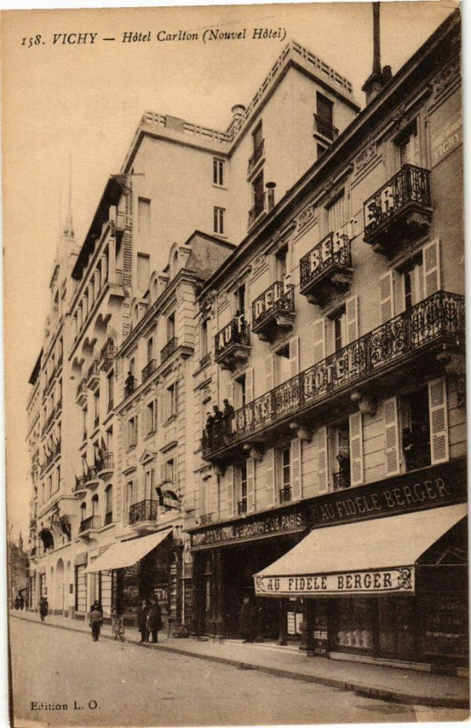 Carte postale ancienne Vichy Hotel Carlton à Vichy