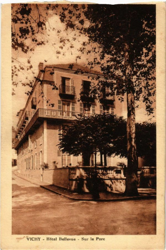 Carte postale ancienne Vichy Hotel Bellevue-Sur le Parc à Vichy