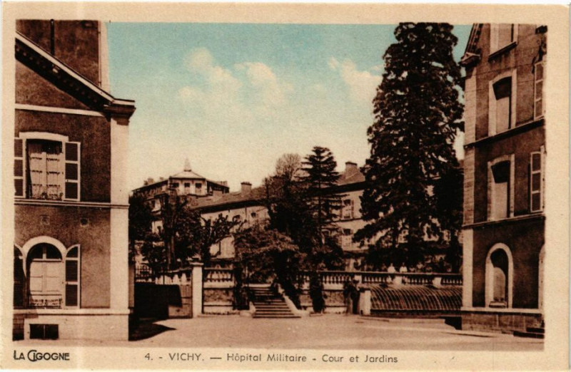 Carte postale ancienne Vichy Hopital Militaire-Cour et Jardins à Vichy