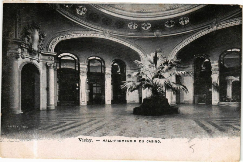 Carte postale ancienne Vichy Hall Promenoir du Casino à Vichy