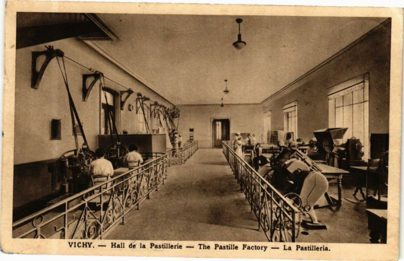 Carte postale ancienne Vichy Hall de la Pastillerie à Vichy