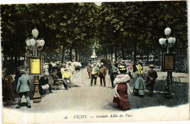 Carte postale ancienne Vichy Grande Allée du Parc à Vichy