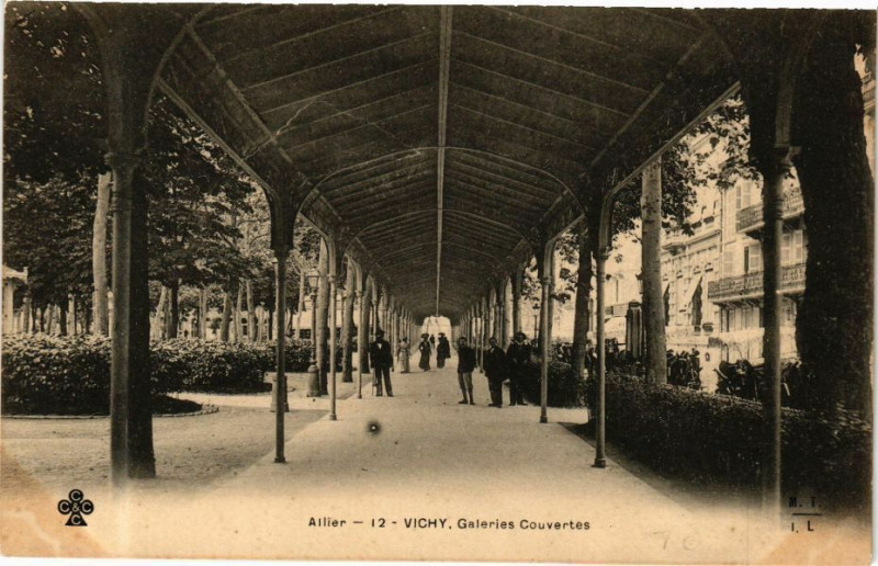 Carte postale ancienne Vichy Galeries Couvertes à Vichy