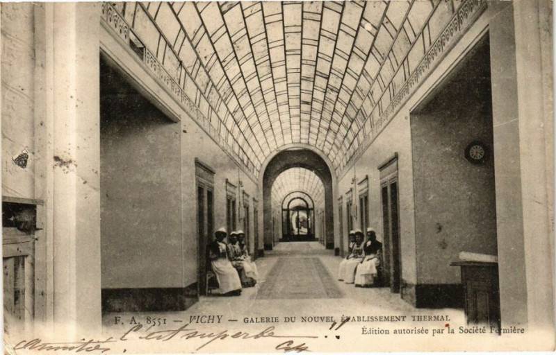 Carte postale ancienne Vichy Galerie du Nouvel Etablissement thermal à Vichy