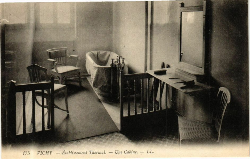 Carte postale ancienne Vichy Etablissement Thermal-Une Cabine à Vichy