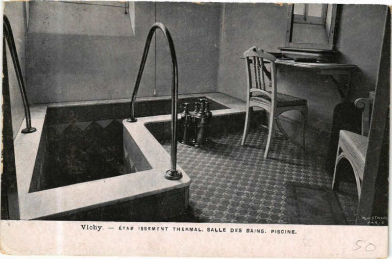 Carte postale ancienne Vichy Etablissement Thermal salle des Bains Piscine à Vichy