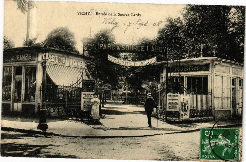 Carte postale ancienne Vichy Entrée de la Source Lardy à Vichy
