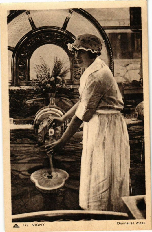 Carte postale ancienne Vichy Donneuse d'eau à Vichy